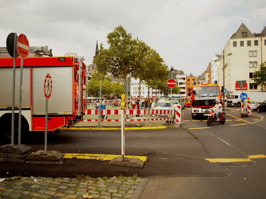 2 Denkmalkletterer hielten Feuerwehr und Polizei in Trapp Koeln Heumarkt P050.JPG